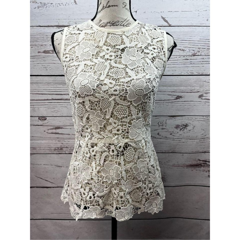 Cabi XS creme colored lacy sleeveless‎ blouse with zipper in back